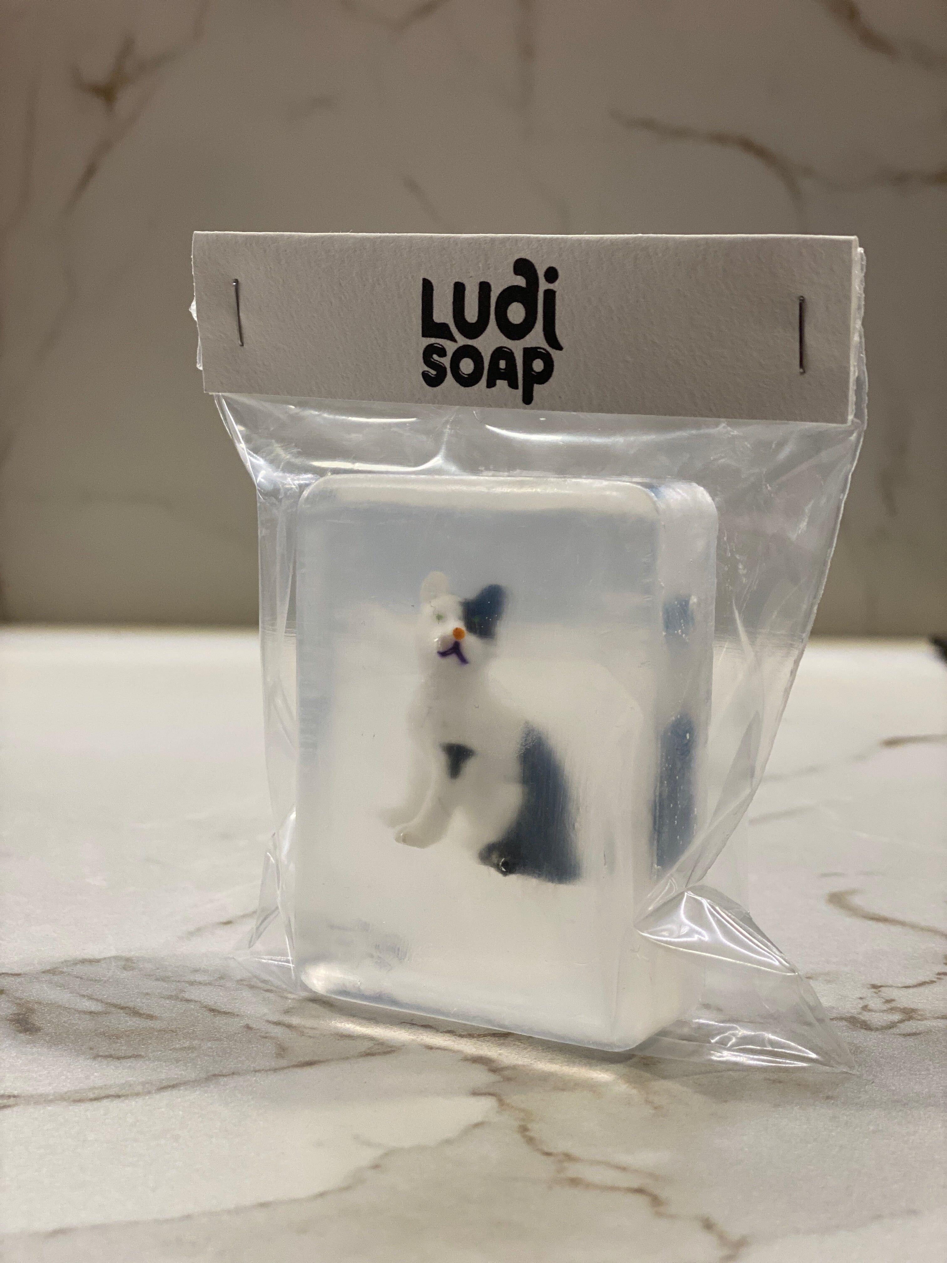Sapone trasparente fatto a mano con statuetta di gatto