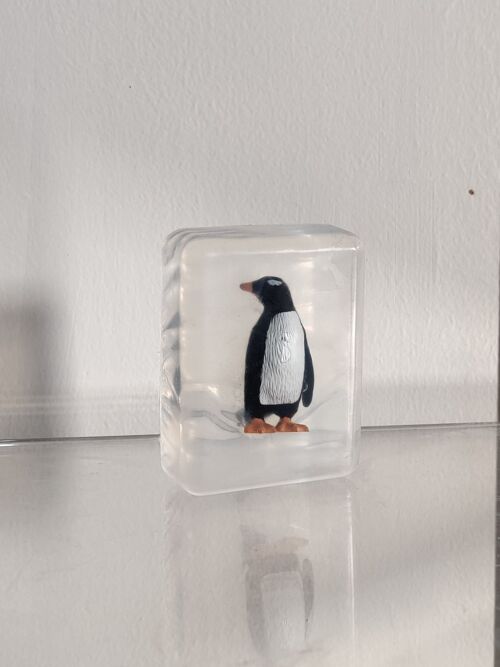 Savon Transparent Artisanal avec Figurine Pingouin 2