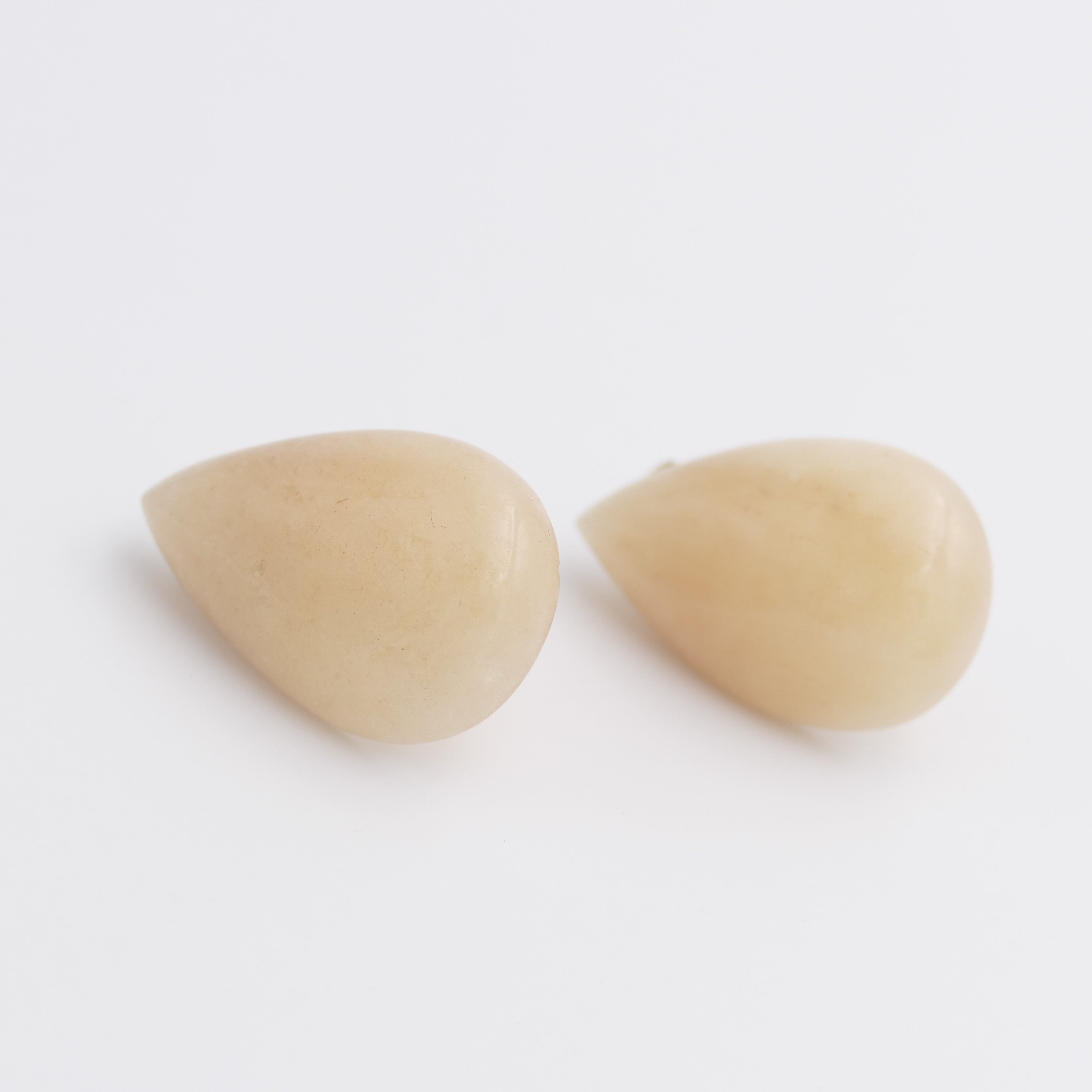 Pendientes de clip de jade en color beige