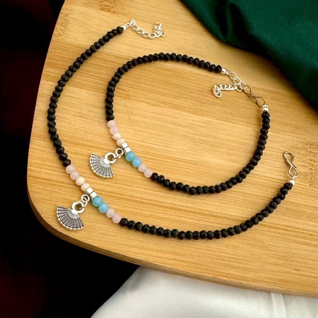 Cavigliera sottile con ciondolo a ventaglio in turchese con perline nere