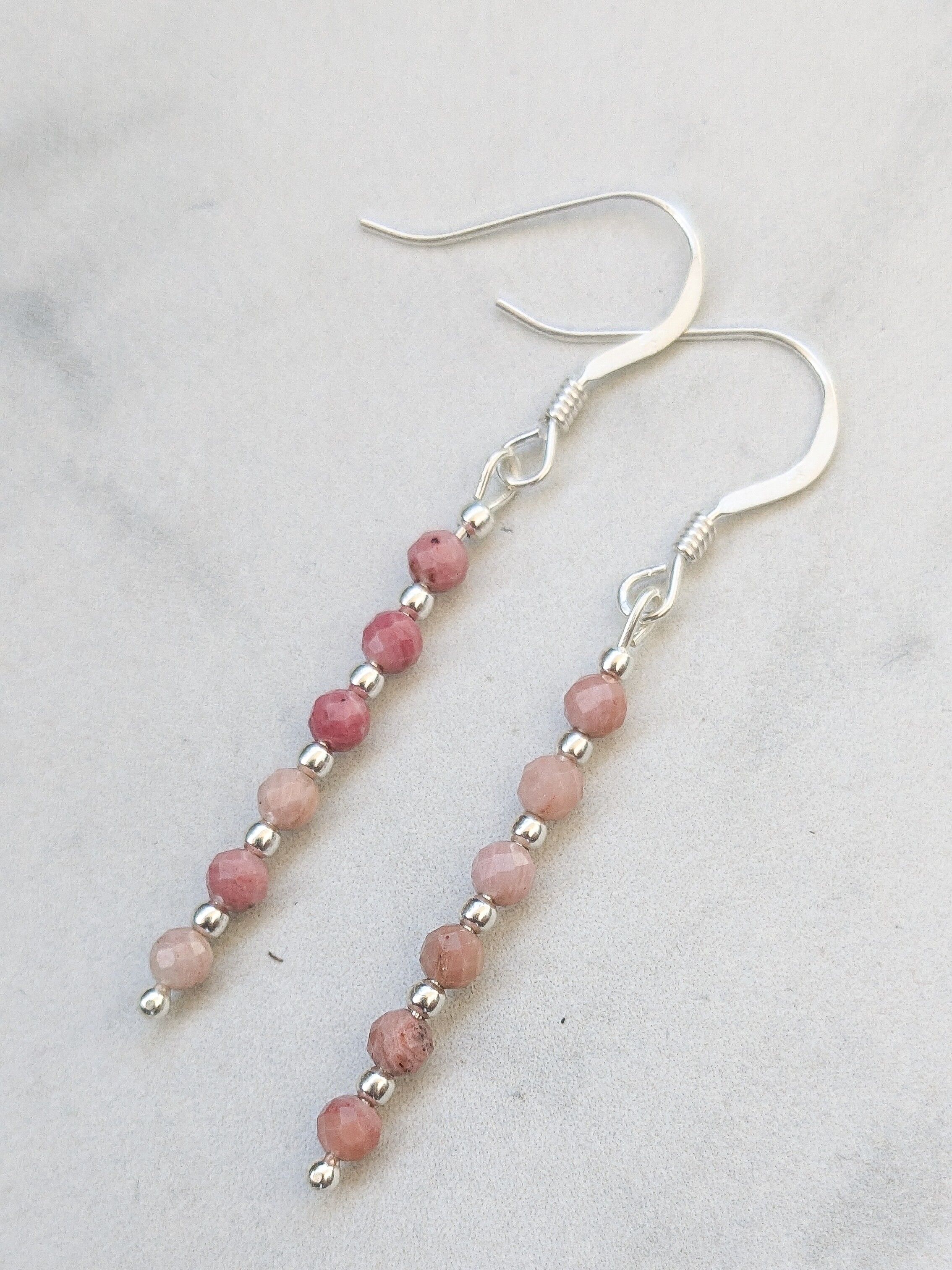 3 mm facettierte Ohrringe aus Rhodonit und 925er Silber