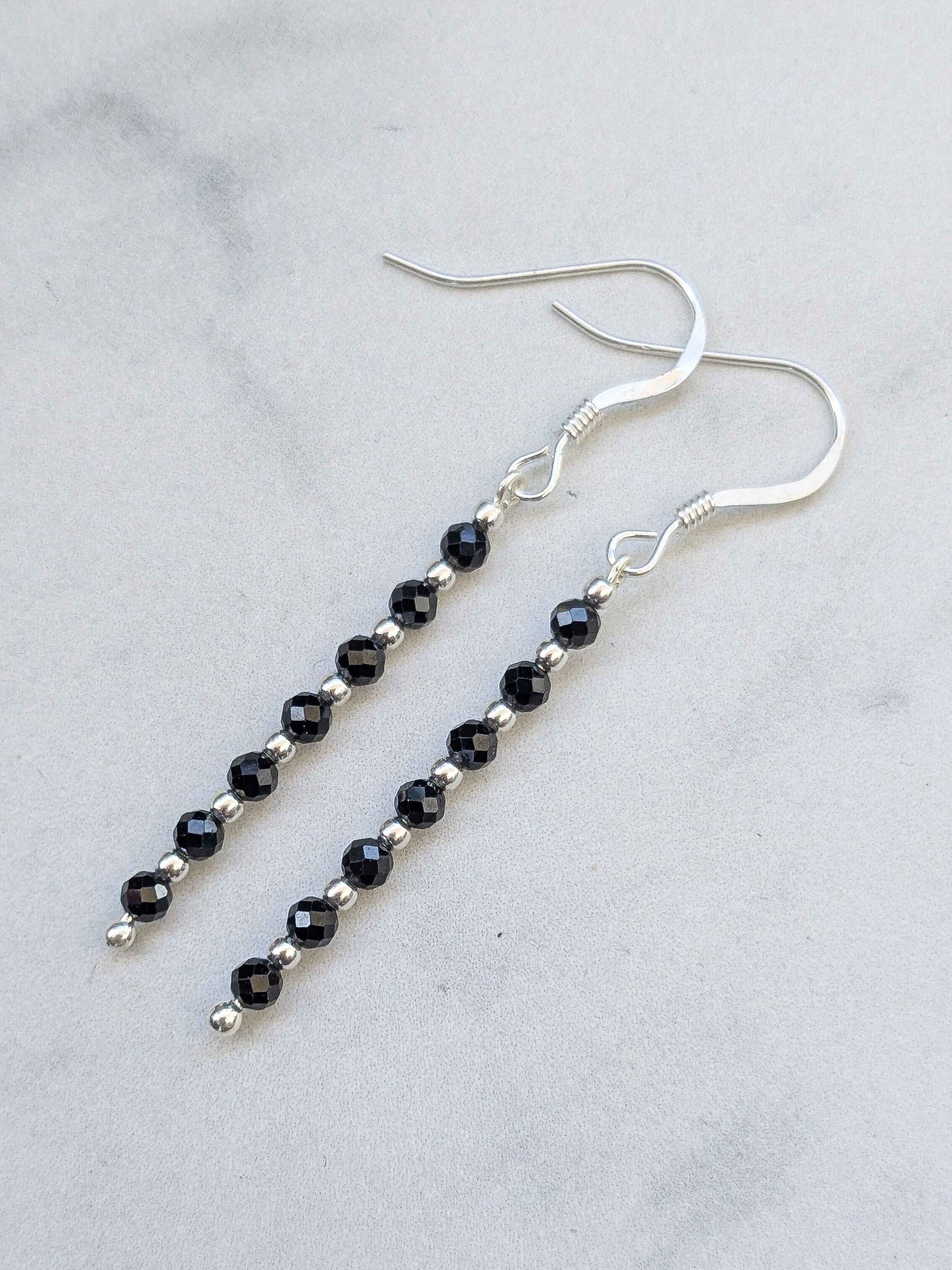 Orecchini in argento 925 e spinello nero sfaccettato da 3 mm