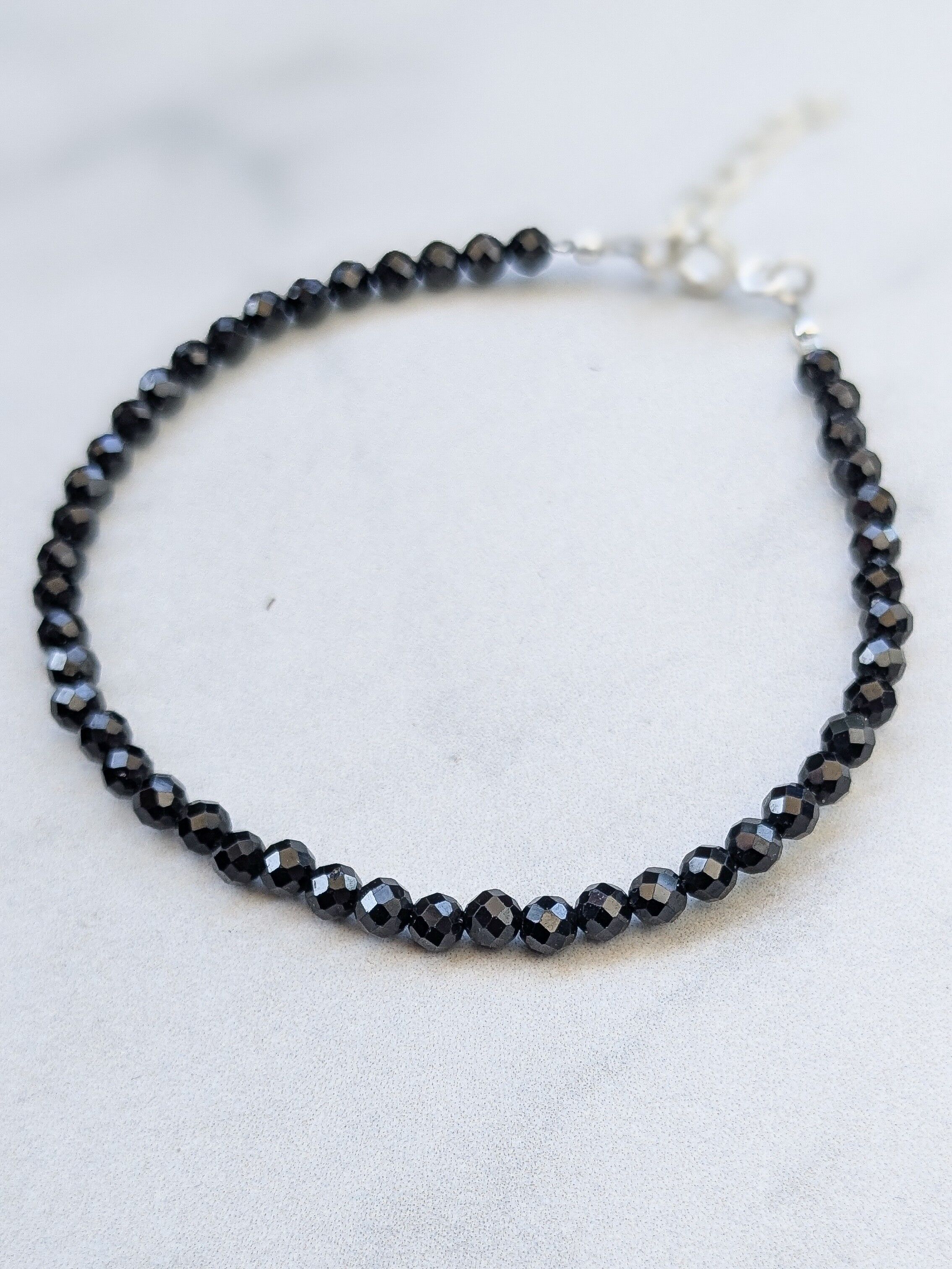 Bracciale in argento 925 e spinello nero sfaccettato da 3 mm