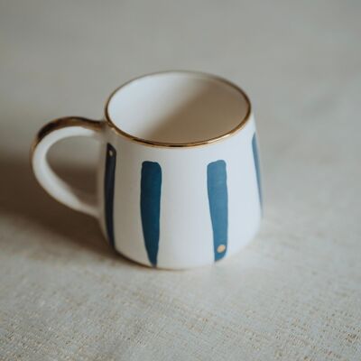 Taza de cerámica y pan de oro.
