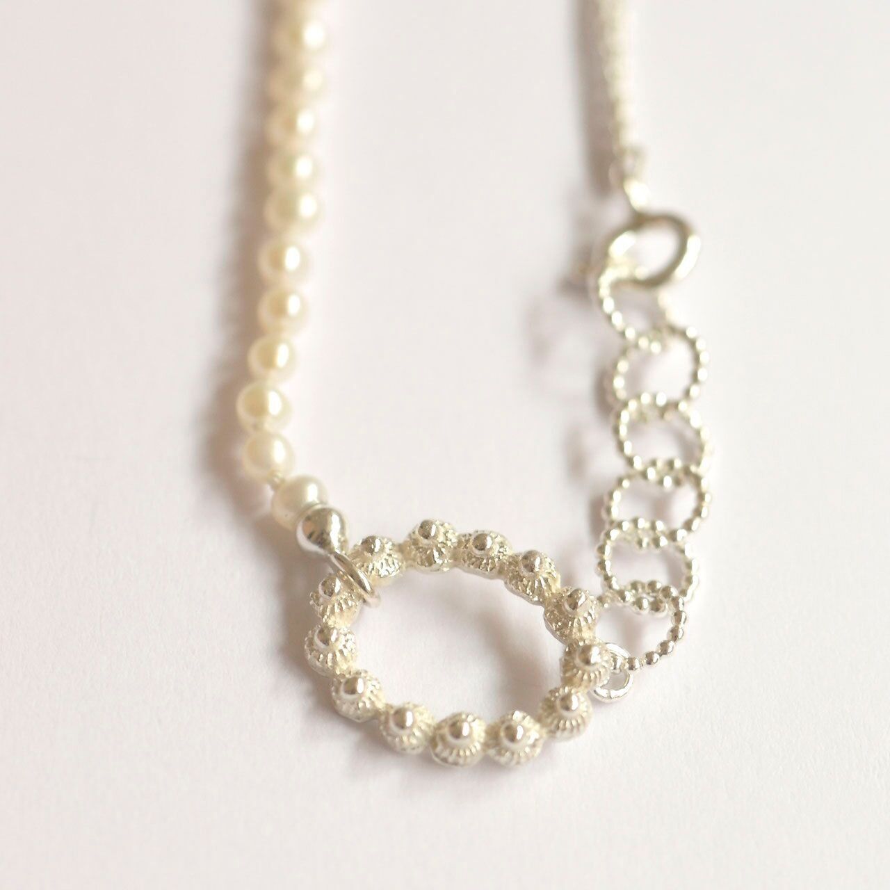Zeeland knot necklace oval with white pearls