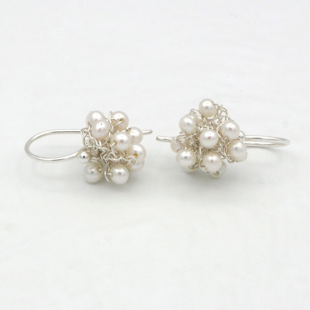 Pendientes de perlas blancas tejidos a crochet