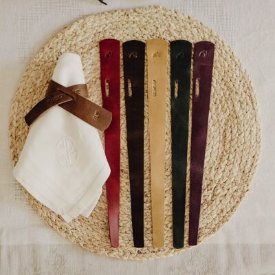 Set 6 ronds de serviette en cuir naturel de différentes couleurs, faites la différence sur la table. Il permet à chaque convive d'identifier sa serviette. Set 6 ronds de serviette Oslo.