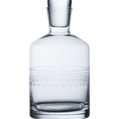 Une carafe en cristal avec un design ovale