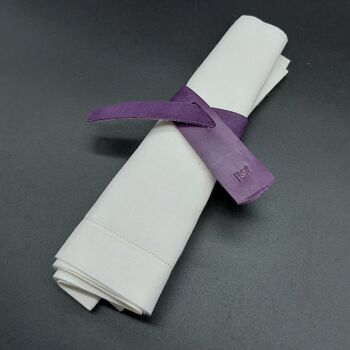 Les ronds de serviette en cuir naturel de couleur violette font la différence sur la table. Il permet à chaque convive d'identifier sa serviette. Vendu par lot de 6. Modèle Oslo. 4