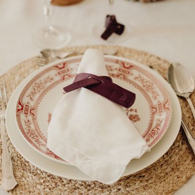 Les ronds de serviette en cuir naturel de couleur violette font la différence sur la table. Il permet à chaque convive d'identifier sa serviette. Vendu par lot de 6. Modèle Oslo.