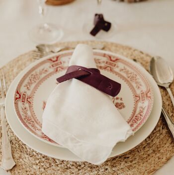 Les ronds de serviette en cuir naturel de couleur violette font la différence sur la table. Il permet à chaque convive d'identifier sa serviette. Vendu par lot de 6. Modèle Oslo. 1