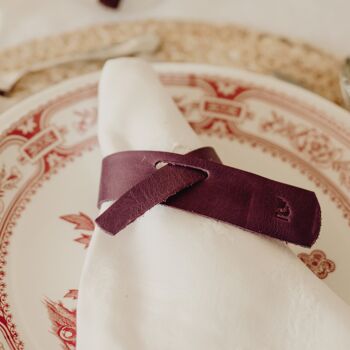 Les ronds de serviette en cuir naturel de couleur violette font la différence sur la table. Il permet à chaque convive d'identifier sa serviette. Vendu par lot de 6. Modèle Oslo. 2