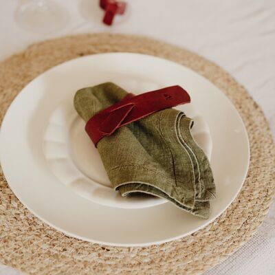 Servilleteros de piel natural en color Rojo, marcan la diferencia en la mesa. Se utiliza para que cada comensal identifique su servilleta. Se vende en paquete de 6. Modelo Oslo.
