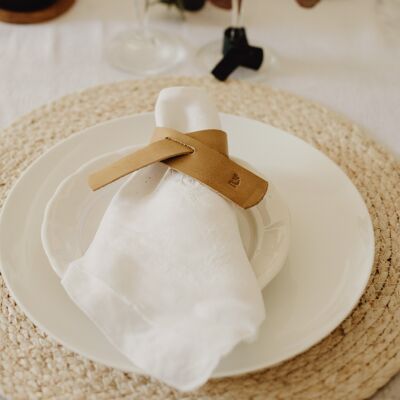 Servilleteros de piel natural en color Mostaza, marcan la diferencia en la mesa. Se utiliza para que cada comensal identifique su servilleta. Se vende en paquete de 6. Modelo Oslo.
