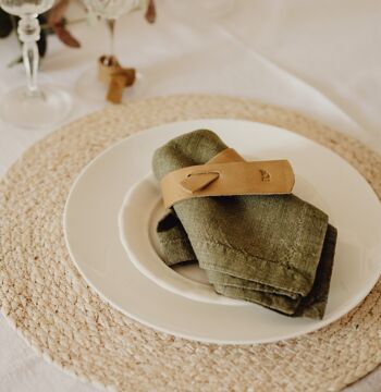 Les ronds de serviette en cuir naturel de couleur moutarde font la différence sur la table. Il permet à chaque convive d'identifier sa serviette. Vendu par lot de 6. Modèle Oslo. 2