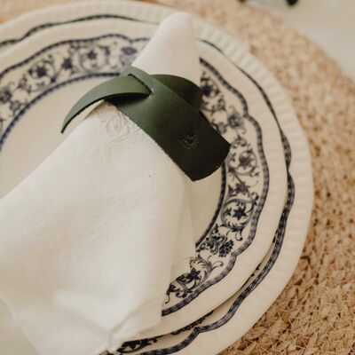 Les ronds de serviette en cuir naturel de couleur vert forêt font la différence sur la table. Il permet à chaque convive d'identifier sa serviette. Vendu par lot de 6. Modèle Oslo.