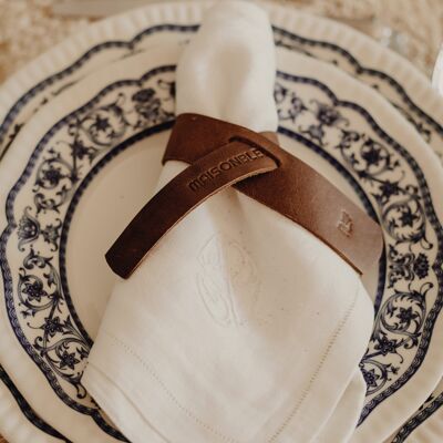 Les ronds de serviette en cuir naturel de couleur marron selle font la différence sur la table. Il permet à chaque convive d'identifier sa serviette. Vendu par lot de 6. Modèle Oslo.