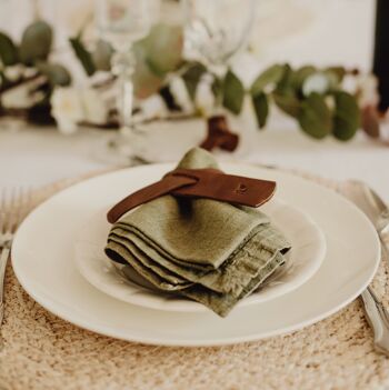 Les ronds de serviette en cuir naturel de couleur marron selle font la différence sur la table. Il permet à chaque convive d'identifier sa serviette. Vendu par lot de 6. Modèle Oslo. 2