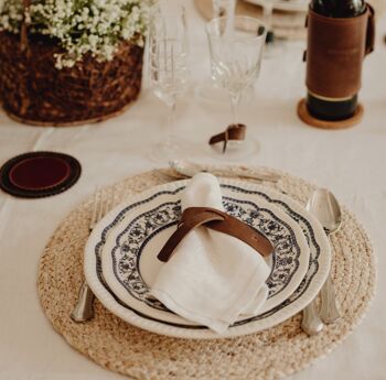 Les ronds de serviette en cuir naturel de couleur marron selle font la différence sur la table. Il permet à chaque convive d'identifier sa serviette. Vendu par lot de 6. Modèle Oslo. 3