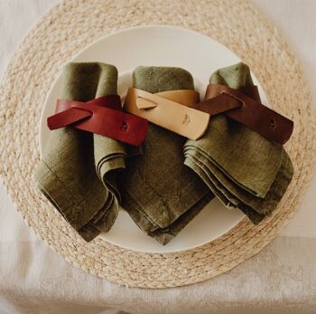 Les ronds de serviette en cuir naturel de couleur marron selle font la différence sur la table. Il permet à chaque convive d'identifier sa serviette. Vendu par lot de 6. Modèle Oslo. 5