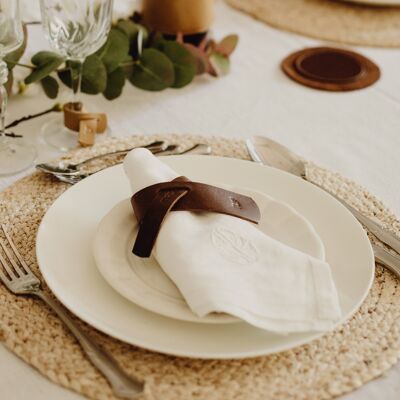 Les ronds de serviette en cuir naturel de couleur marron foncé font la différence sur la table. Il permet à chaque convive d'identifier sa serviette. Vendu par lot de 6. Modèle Oslo.