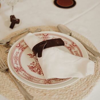 Les ronds de serviette en cuir naturel de couleur marron foncé font la différence sur la table. Il permet à chaque convive d'identifier sa serviette. Vendu par lot de 6. Modèle Oslo. 2