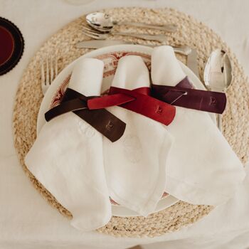 Les ronds de serviette en cuir naturel de couleur marron foncé font la différence sur la table. Il permet à chaque convive d'identifier sa serviette. Vendu par lot de 6. Modèle Oslo. 3