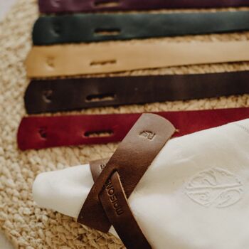 Les ronds de serviette en cuir naturel de couleur marron foncé font la différence sur la table. Il permet à chaque convive d'identifier sa serviette. Vendu par lot de 6. Modèle Oslo. 5