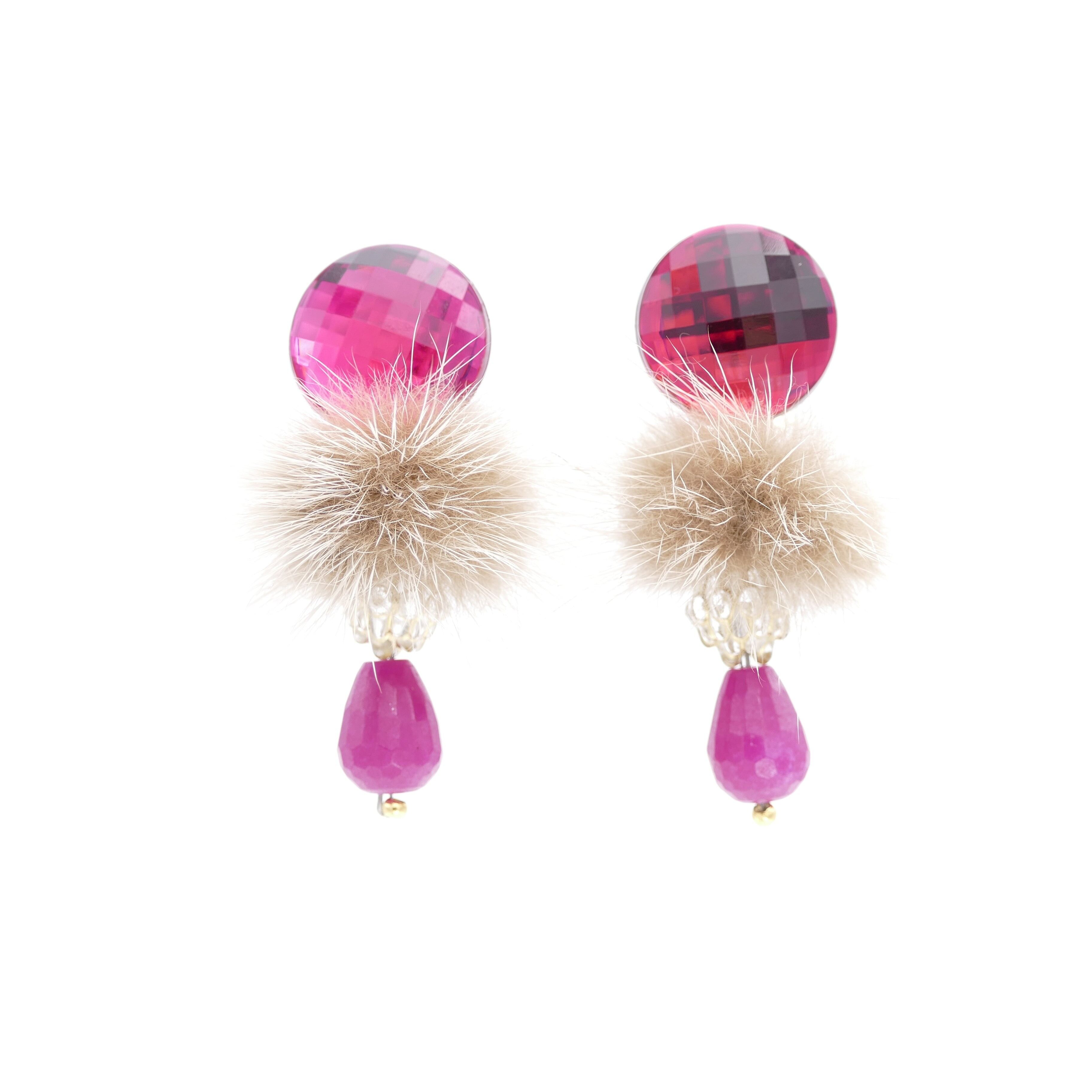 Boucles d'oreilles clips pierre de jade rose avec pompon fourrure beige