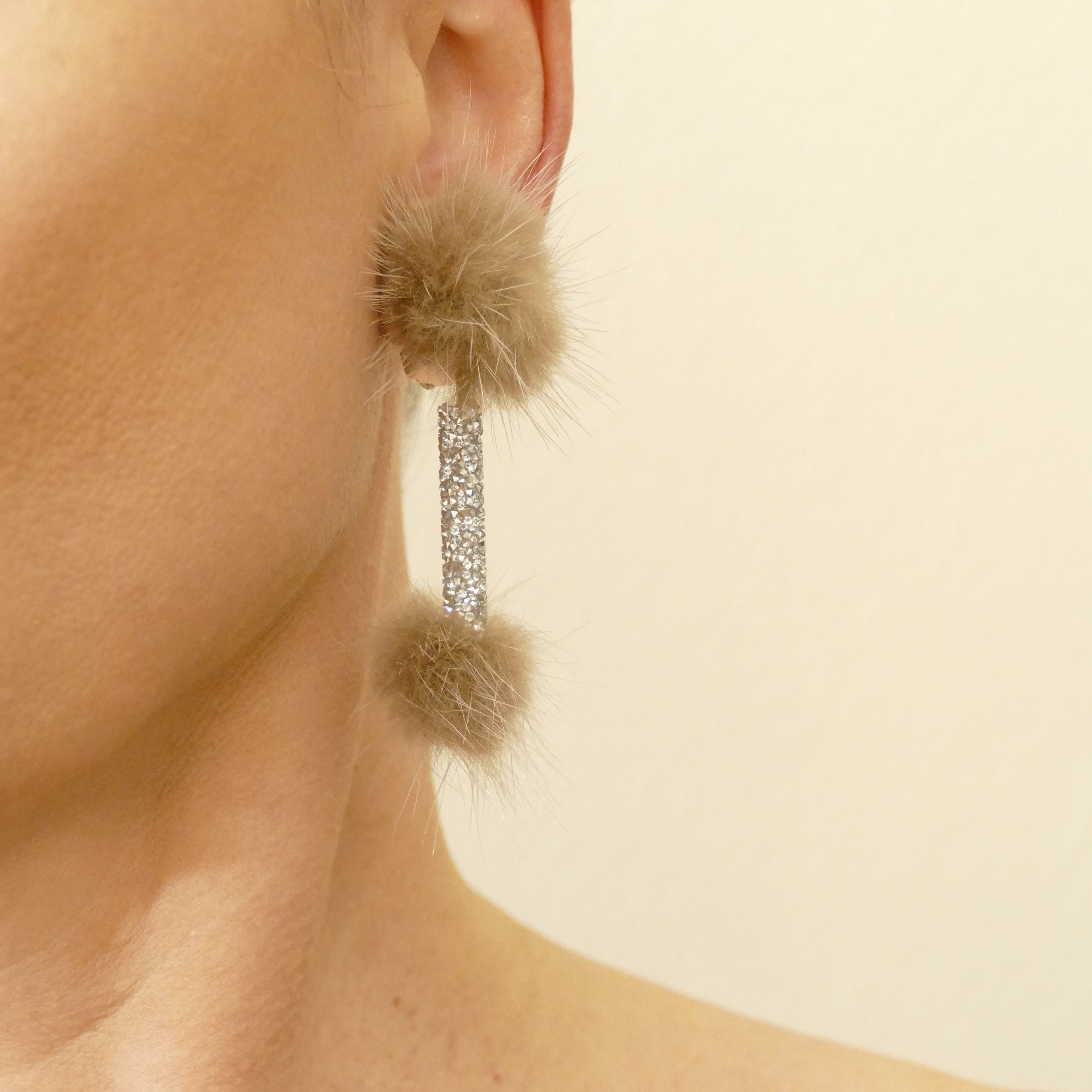 Clip per orecchie di tendenza glitter argento con pelliccia-pelliccia di colore beige