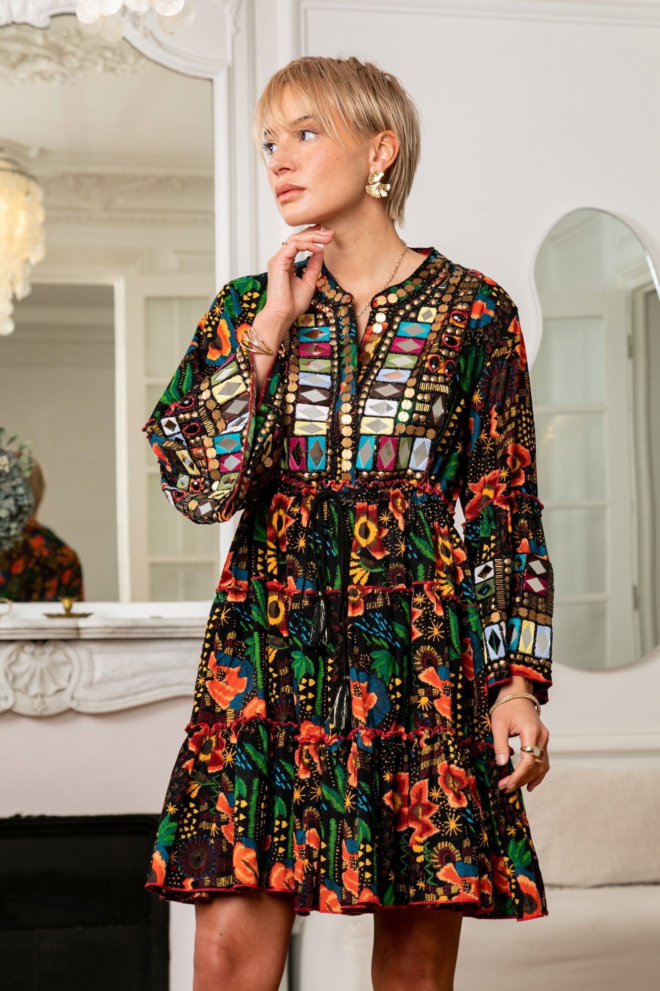 Robe tunique brodée des séquins et rhodoîds à effet mirroir