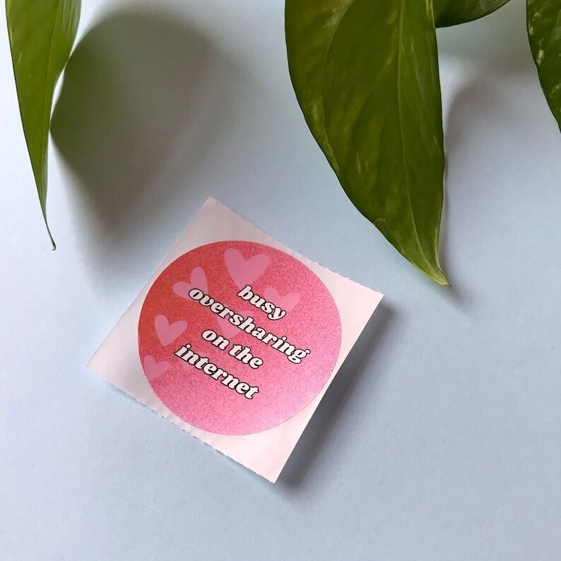 Autocollant rond en vinyle - Je suis trop occupé à partager sur Internet