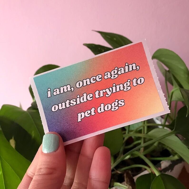 Autocollant rectangulaire en vinyle - Je suis, une fois de plus, dehors en train d'essayer de caresser des chiens