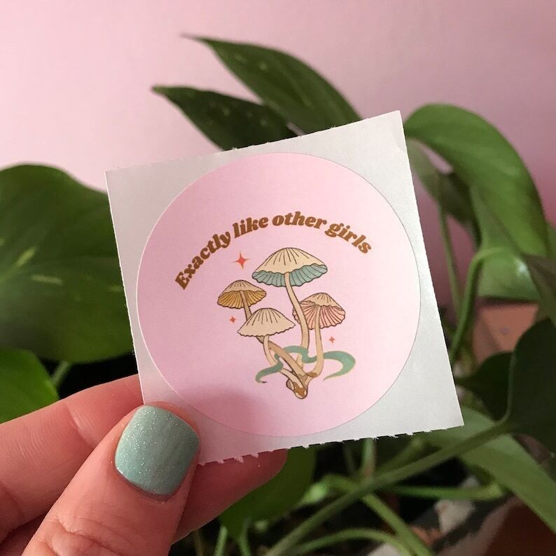Autocollant rond en vinyle - Exactement comme les autres champignons pour filles