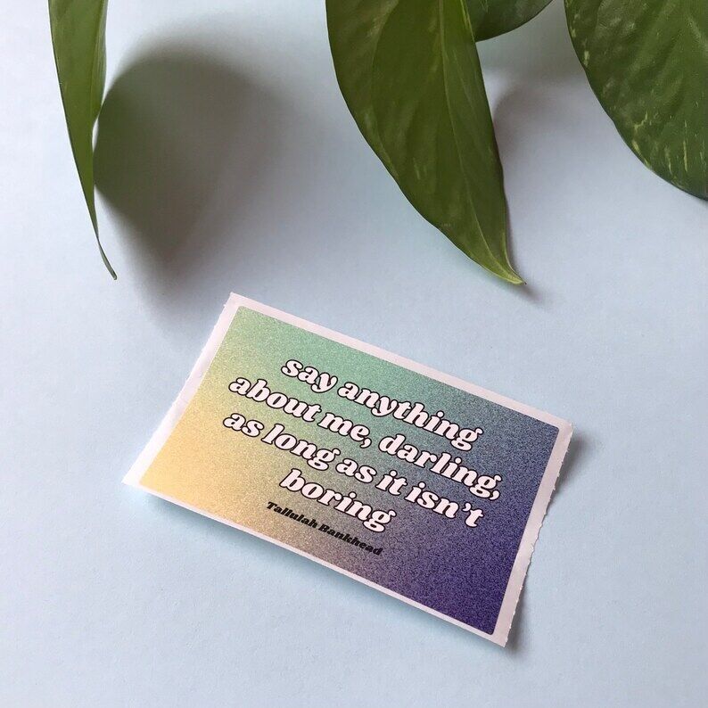 Autocollant rectangulaire en vinyle - Dis n'importe quoi sur moi, chérie, à condition que ce ne soit pas ennuyeux Citation de Tallulah Bankhead