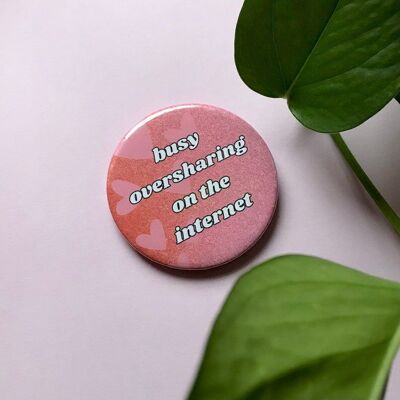 Badge - Occupato a condividere troppo su Internet