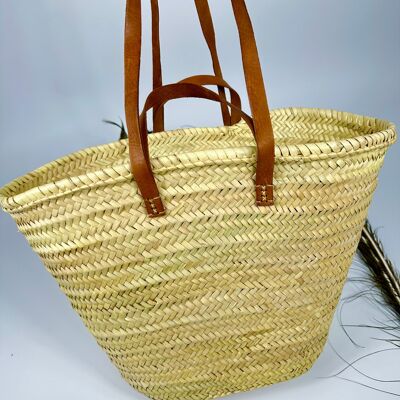 Panier de marché français, sac en paille fait à la main avec du cuir.
