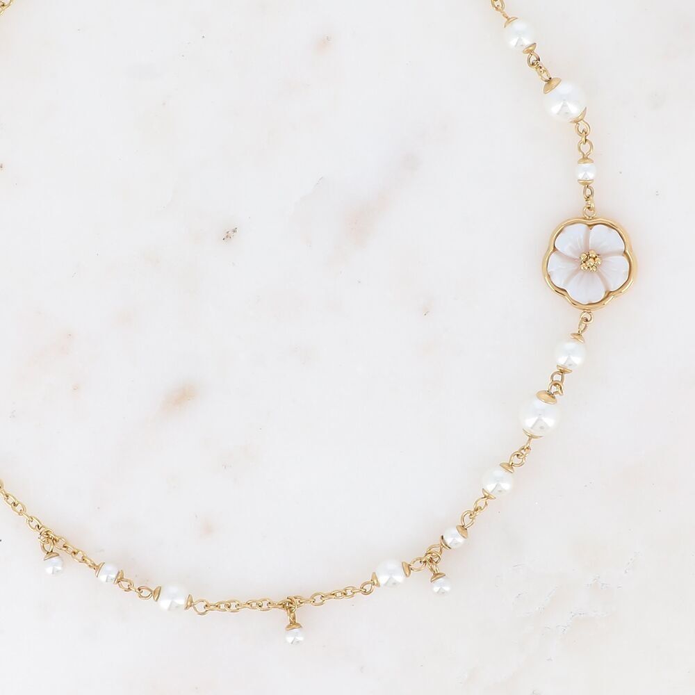 Collana - perline in resina bianca e fiore perlato piatto da 17 mm
