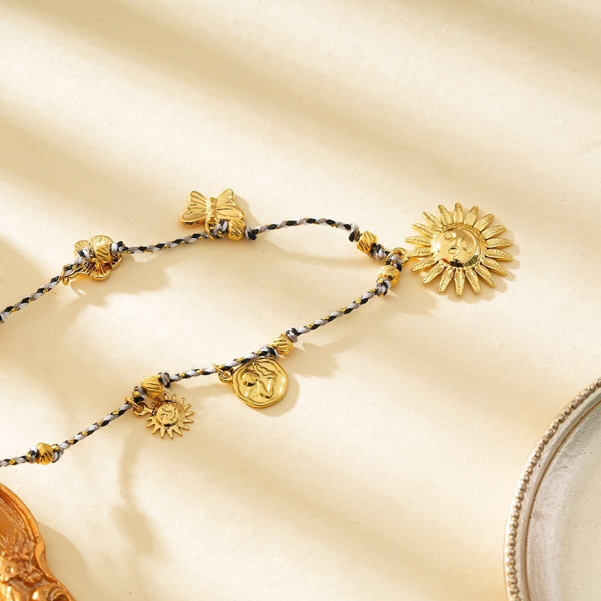 Collana Dorata Fili Intrecciati Bianchi E Neri Con Multi Charms Jardin Soleil