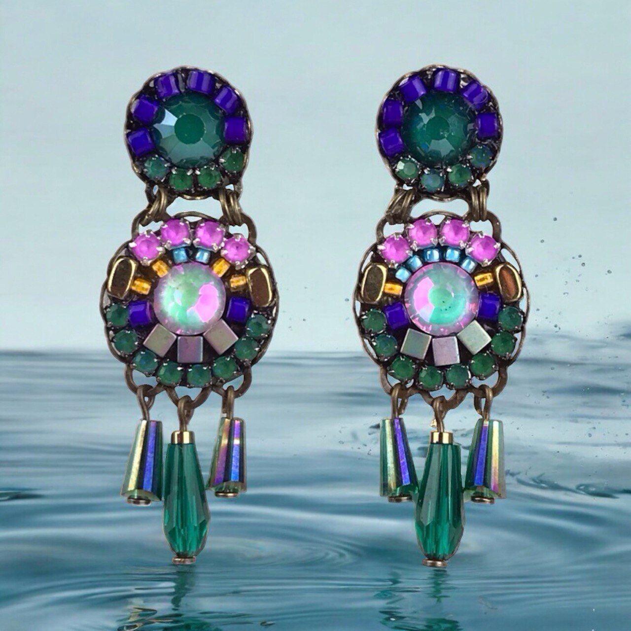 Dunkelgrüne handgefertigte Kristallohrringe