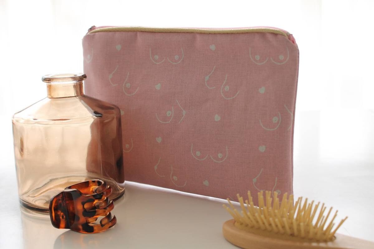 Pochette con zip Alna con cuori rosa