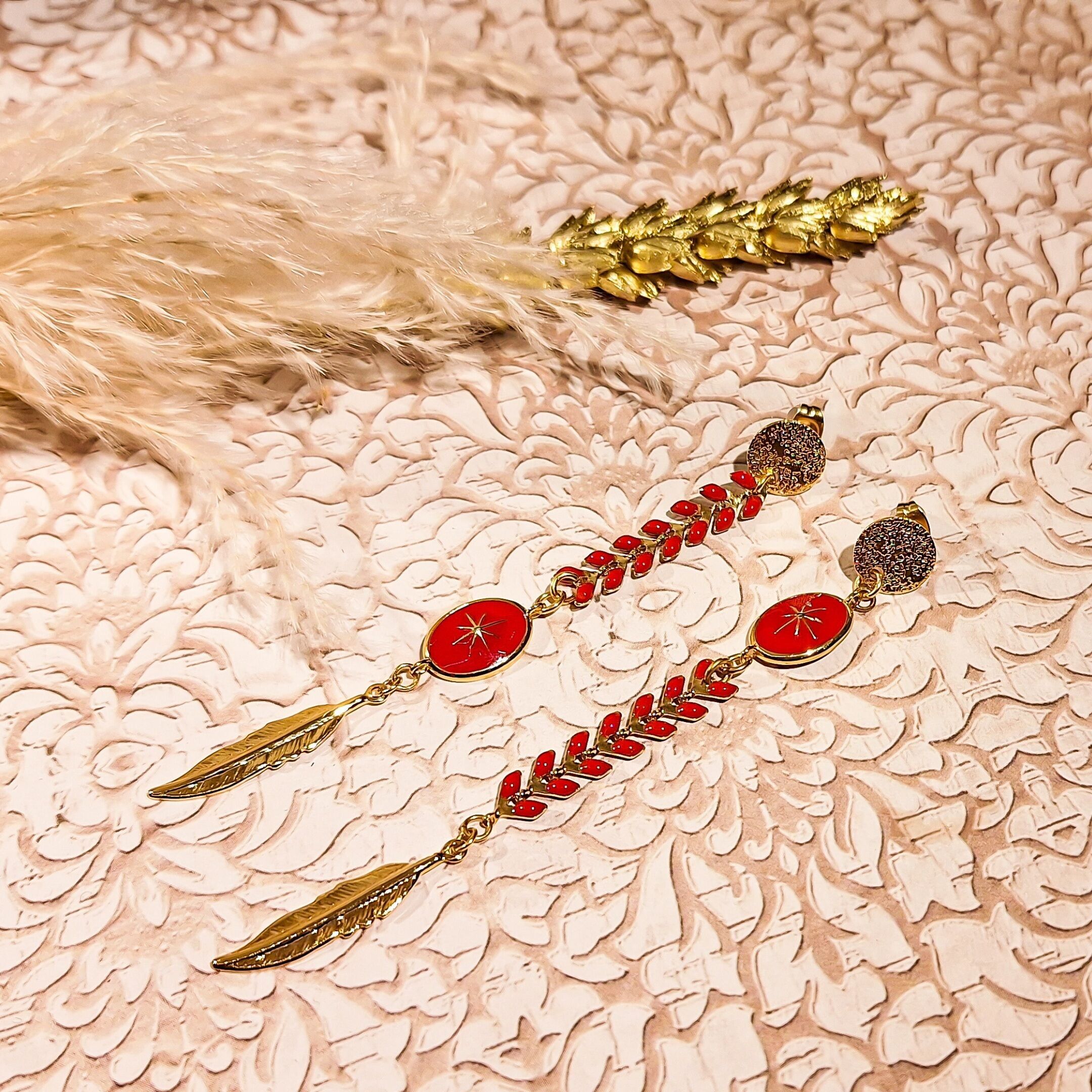 Pendientes asimétricos de estrella de oro rojo. Cadena de acero inoxidable con espiga. Regalo para el Día de la Madre. Regalo de Navidad para mamá.