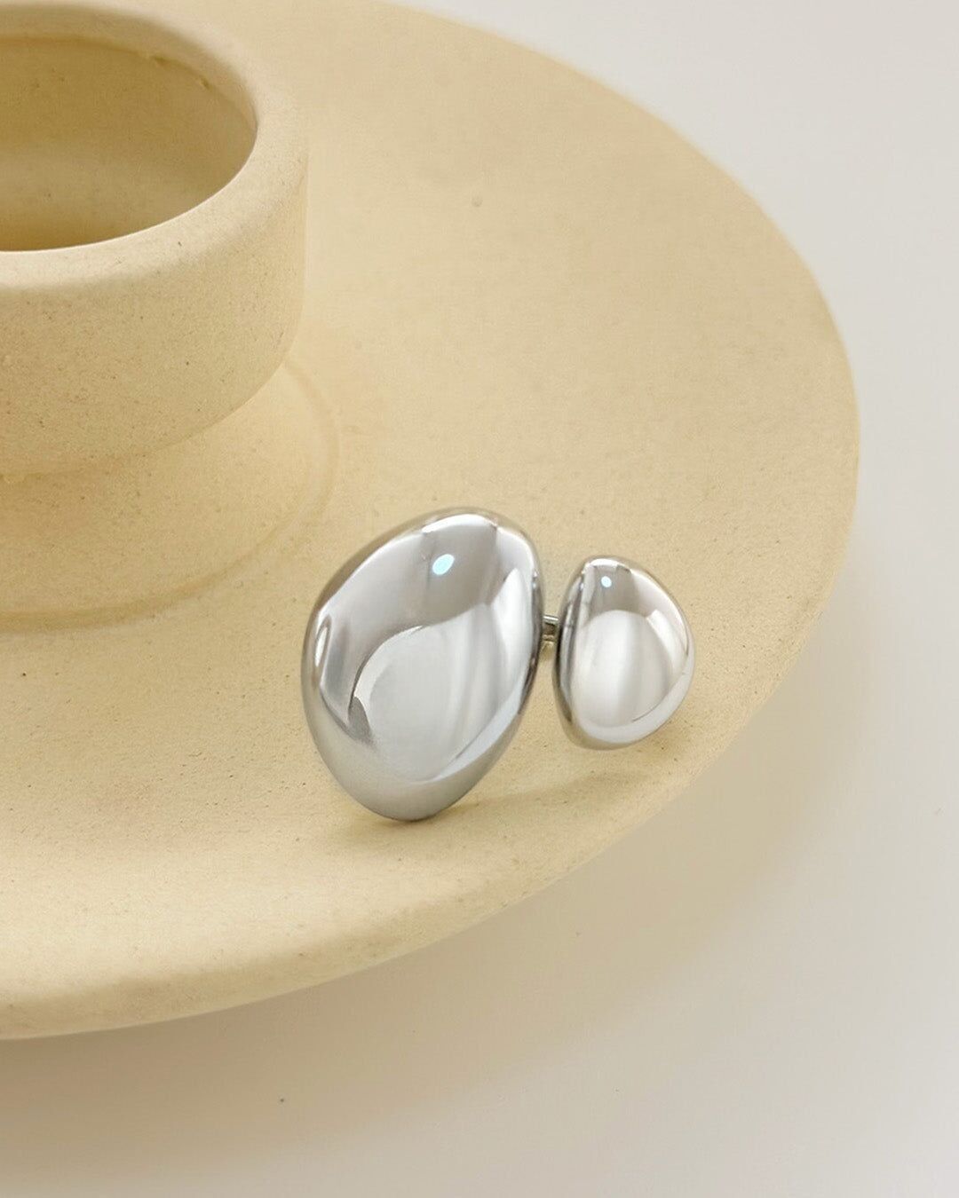 Anello In Argento Con Due Bottoni Irregolari Lucidi