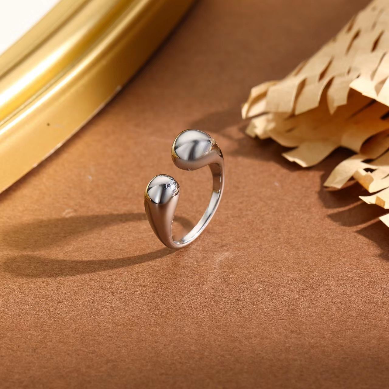 Anello in Argento Frontale Aperto con Punti Drop