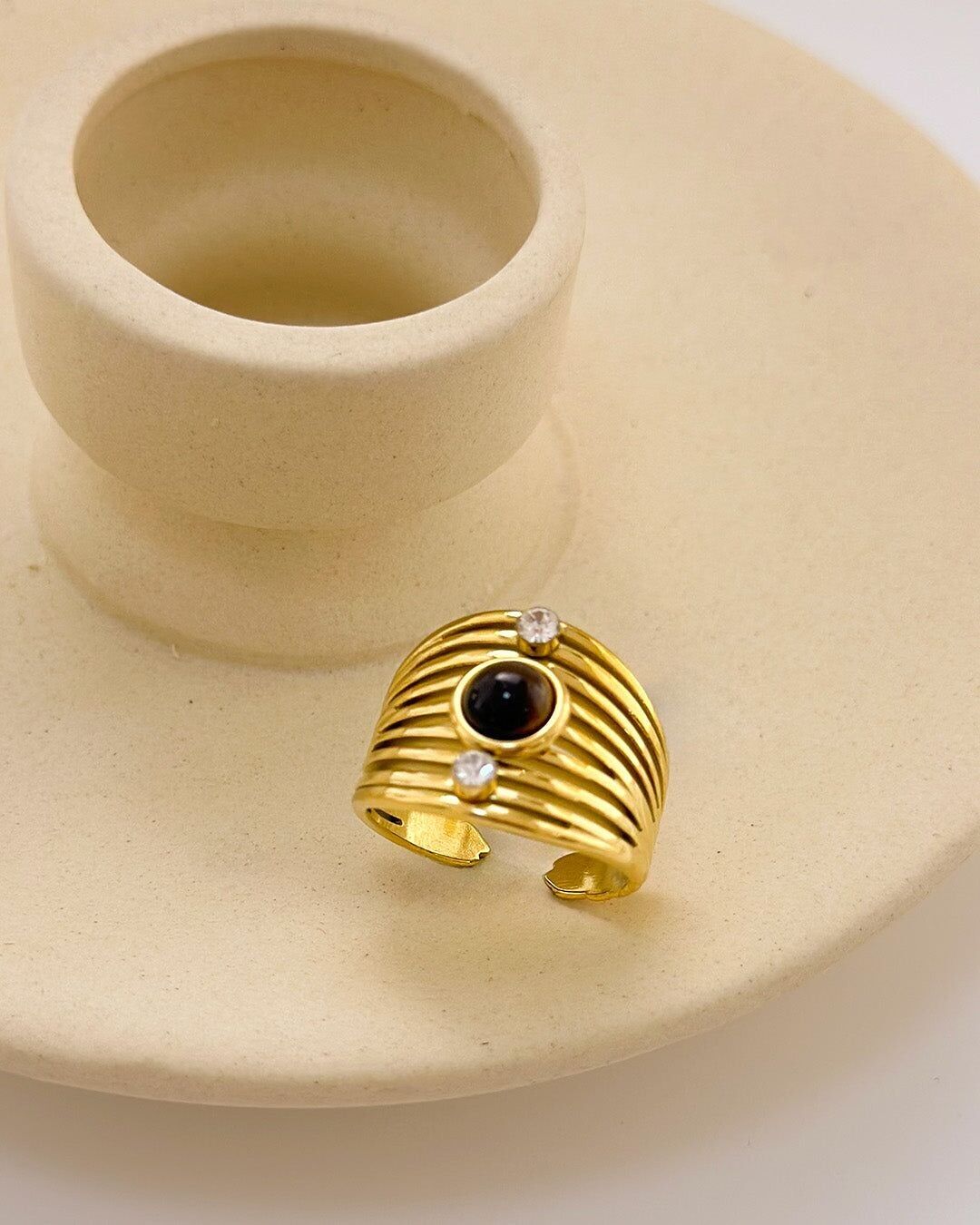 Set di anelli multilinea aperti dorati con pietra occhio di tigre e strass