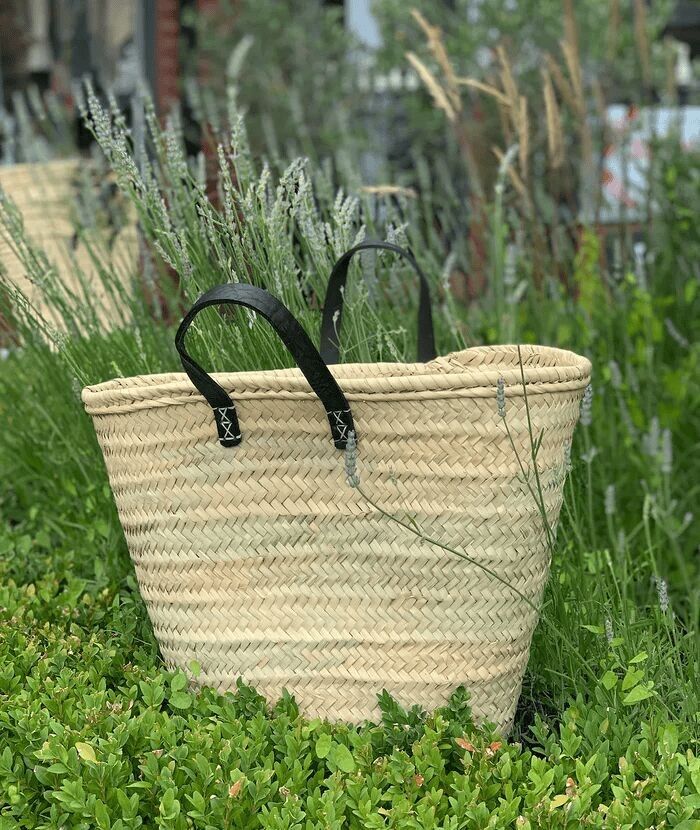 Marokkanischer Marktkorb mit schwarzen Ledergriffen | Handgeflochtene Strohtasche 50 x 35 cm | Französische Korbtasche im Großhandel