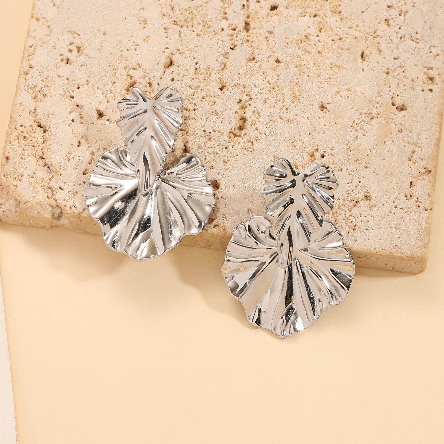 Orecchini in argento con doppie foglie ondulate lucide