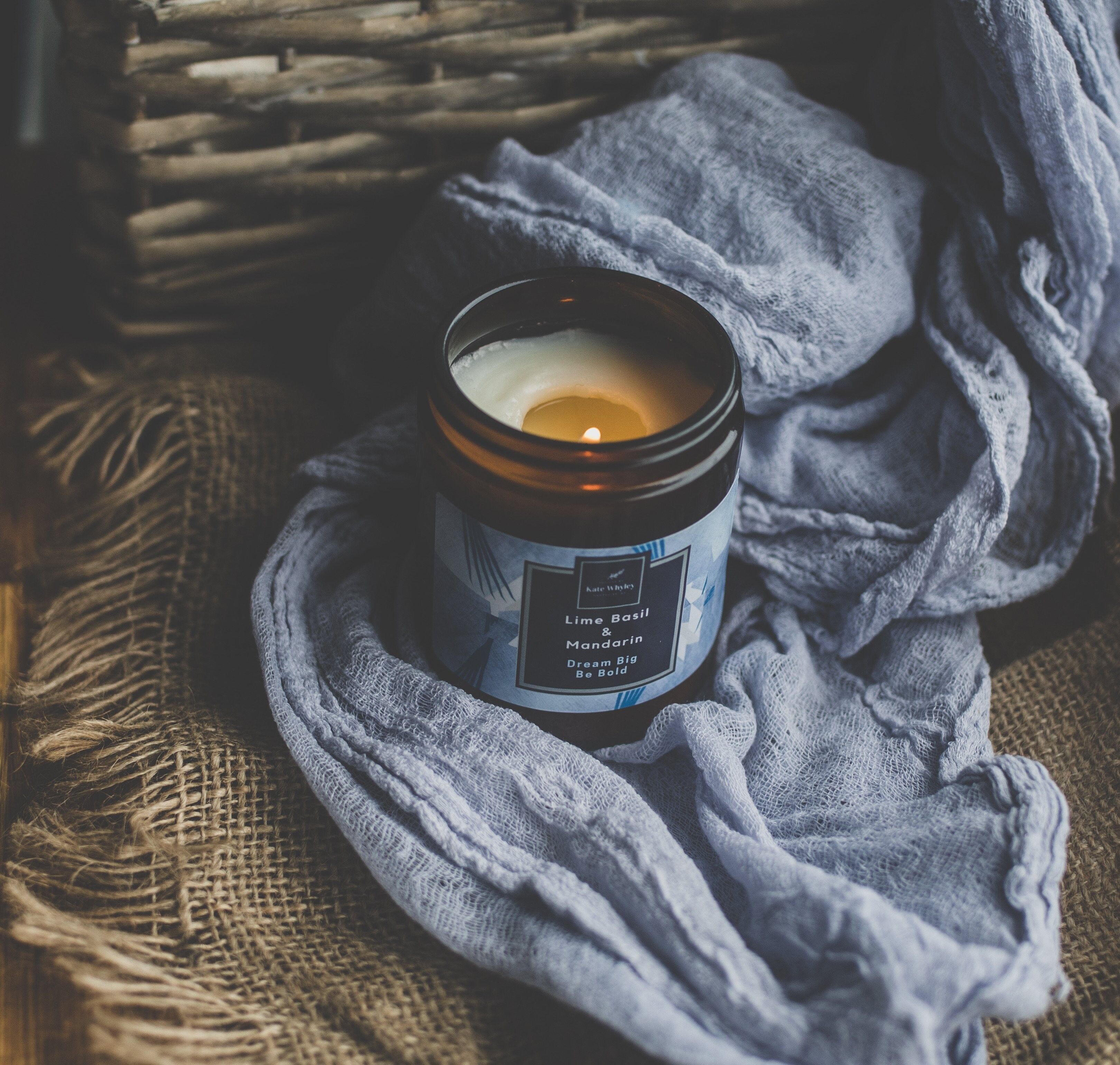 Limetten-, Basilikum- und Mandarinenkerze