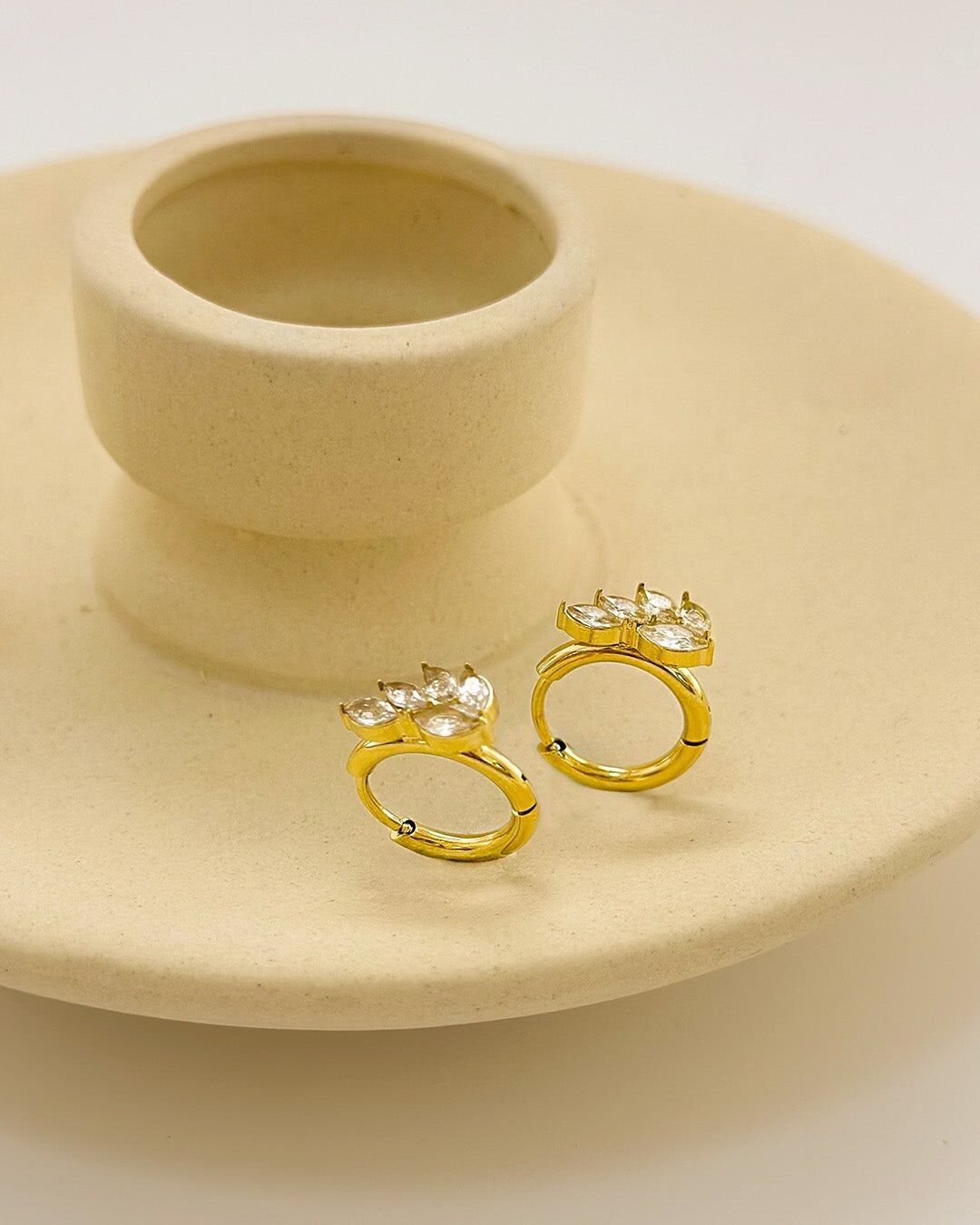 Orecchini mini cerchio dorati con quintuple foglie di strass