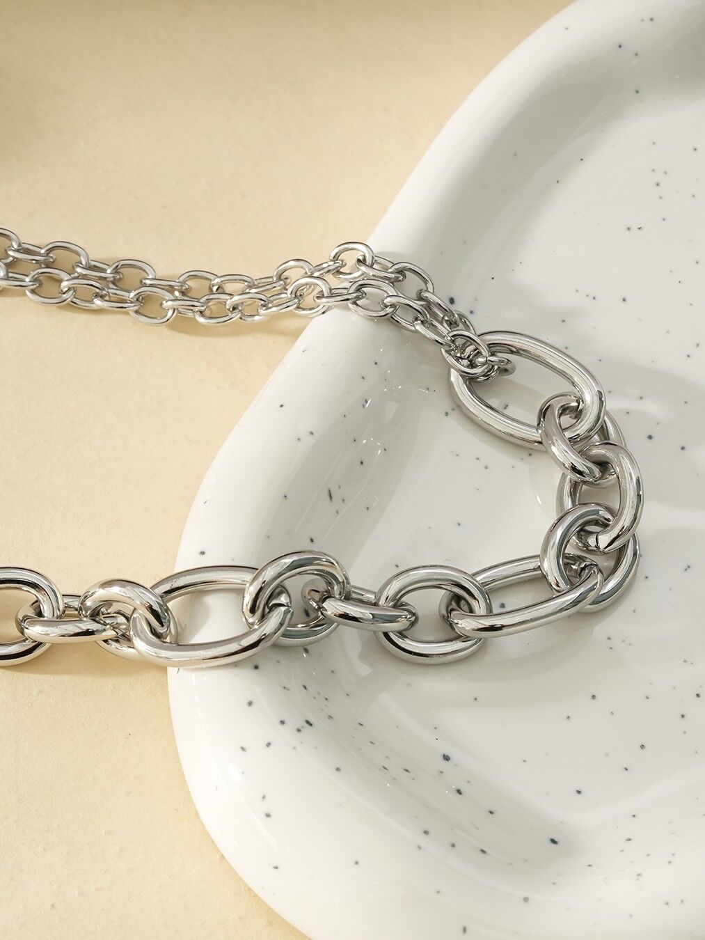 Collana asimmetrica in argento e doppie catene con venti maglie grandi